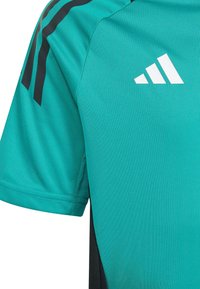 Türkises Sporttrikot mit schwarzen Akzenten, das kurze Ärmel, einen Rundhalsausschnitt und drei weiße diagonale Streifen auf der Schulter aufweist.