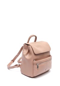 Rožinė odinė kuprinė su sulankstomu dangčiu, priekiu su užtrauktuku, reguliuojamomis petnešomis ir lygiu paviršiumi. Kompaktiškas dizainas su minimaliai aparatūros.