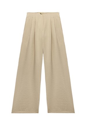 Pantaloni beige a gamba larga in tessuto testurizzato, con pieghe frontali e chiusura con bottone in vita. Silhouette dritta, senza tasche.