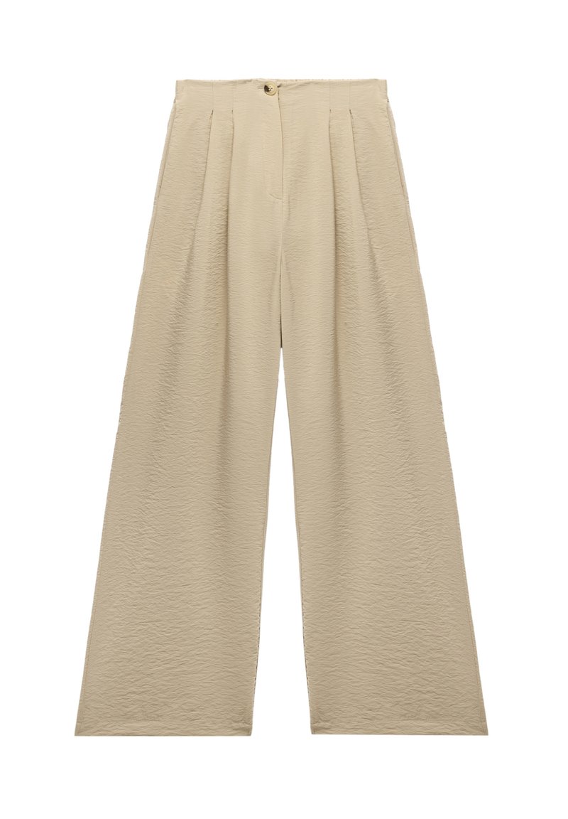 Pantaloni beige a gamba larga in tessuto testurizzato, con pieghe frontali e chiusura con bottone in vita. Silhouette dritta, senza tasche.