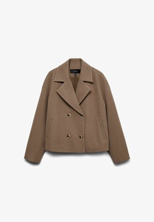 Brązowa podwójnie zapięta marynarka z wykładanym kołnierzem, wykonana z miękkiego materiału. Posiada dwie przednie kieszenie i duże guziki jako akcenty.