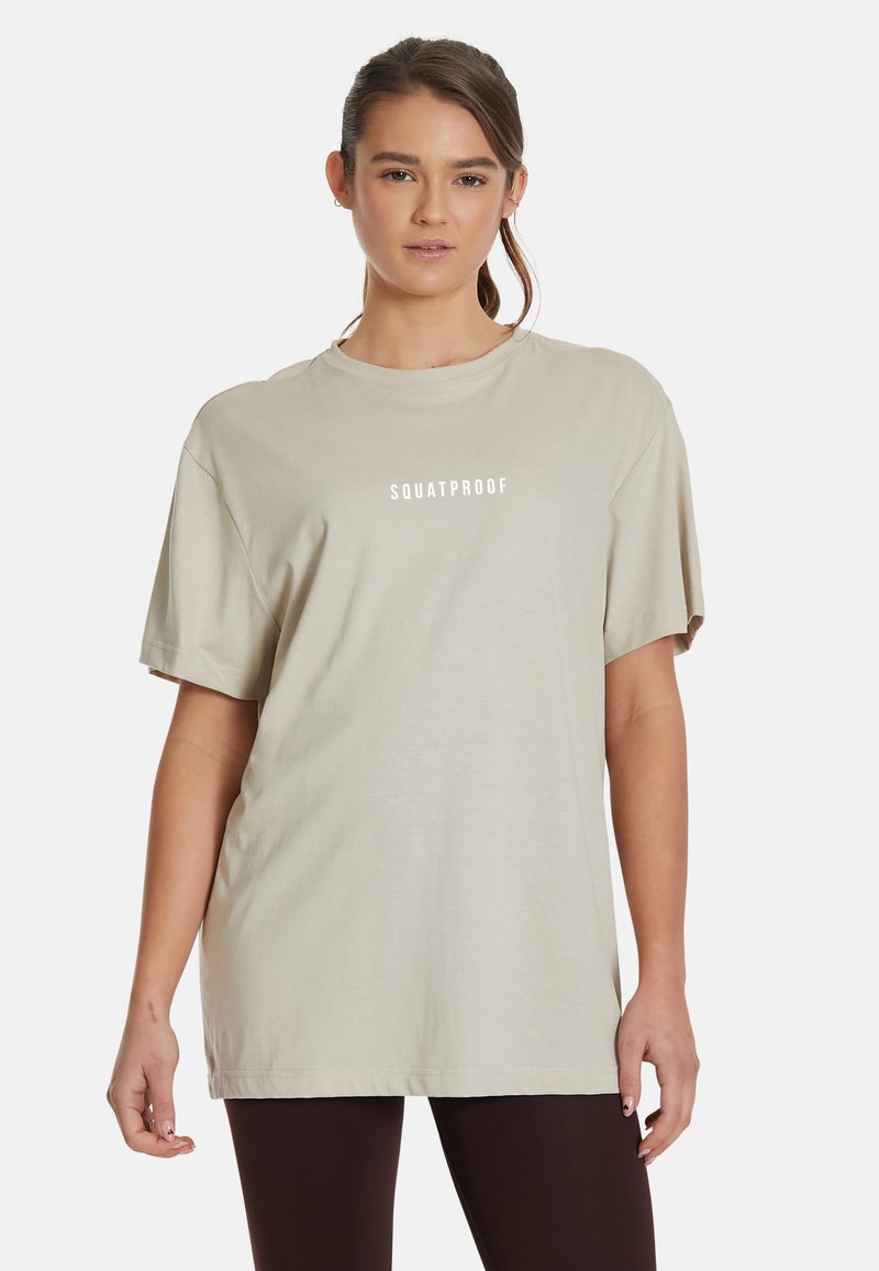 SQUATPROOF LOGO MID PUMP COVER - T-shirt med print - beige