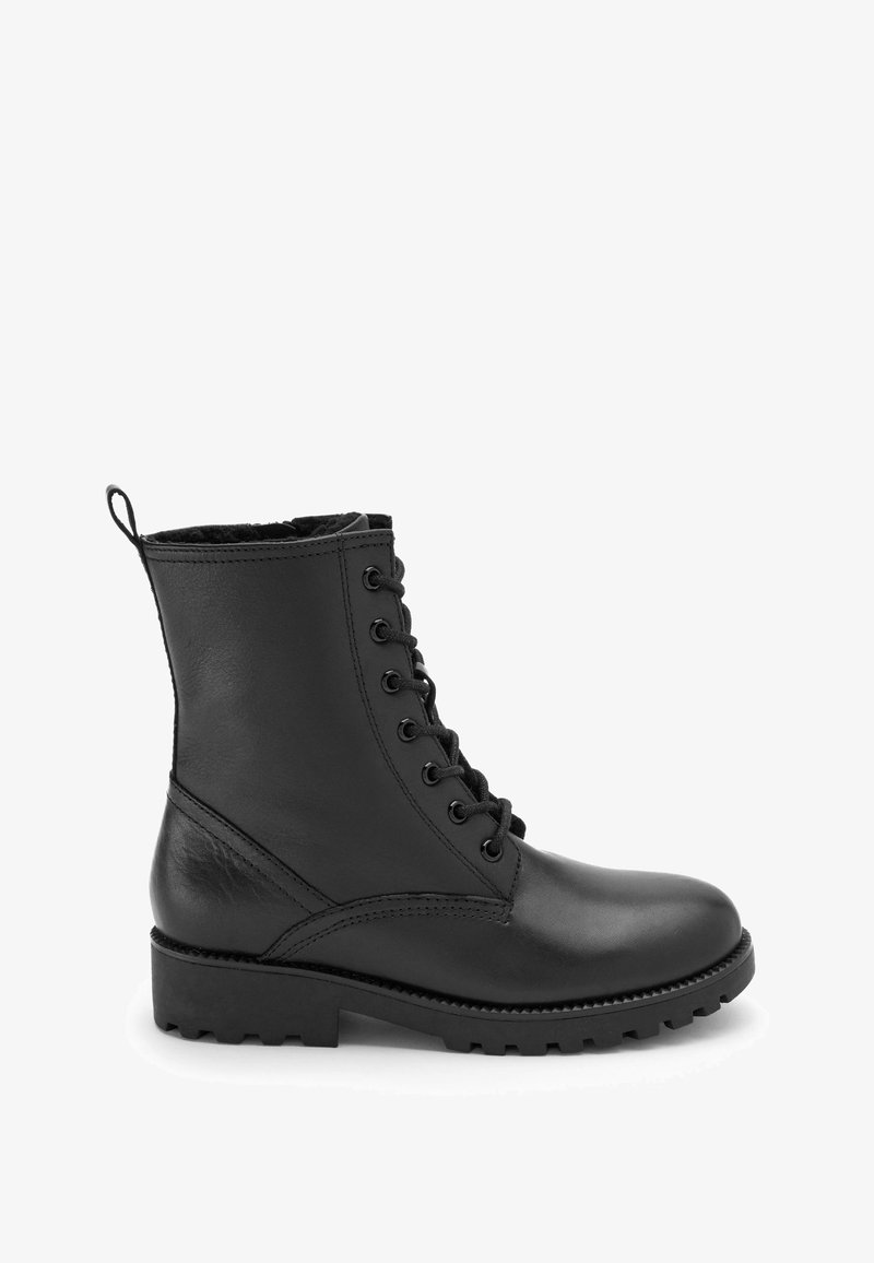 Mustad nahast pahkluu saapad ümmarguse varbaga, paeltega esiosa ja tekstureeritud kummitald. Tagaküljel on tõmbeame, mis hõlbustab jalga panemist.