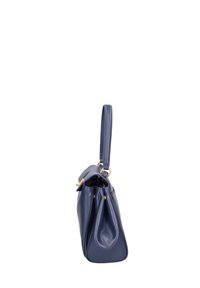 Borsa a mano in pelle blu navy con forma strutturata, base piatta e un unico manico superiore fissato con dettagli in metallo dorato. Superficie texture.