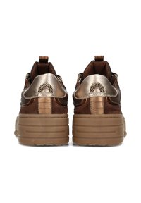 Sneakers in suede marrone con un accento bronzeo metallizzato e un retro testurizzato, dotati di una suola in gomma spessa e decorata per un'altezza aggiuntiva.