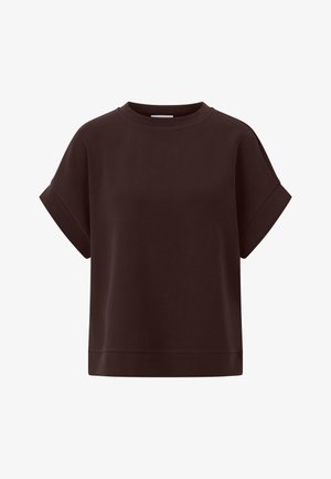 Trumparankovė tamsiai ruda džemperis su apvaliu iškirpimu, laisvo silueto ir minkšta tekstūra; turi paprastą spalvą ir minimalistinį dizainą.