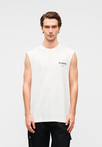 Άσπρο αμάνικο T-shirt με στρογγυλή λαιμόκοψη. Φέρει μικρό μαύρο λογότυπο "ALLSAINTS" στο αριστερό μέρος του στήθους. Κατασκευασμένο από μαλακό βαμβακερό ύφασμα.