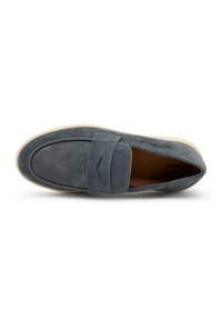 Mocassino in suede grigio con texture liscia, design a punta arrotondata e una fascia decorativa trasversale sulla parte superiore. Suola di colore chiaro.