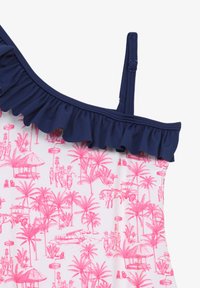 Maillot de bain asymétrique avec finition en volants bleu marine. Il présente un imprimé tropical rose de palmiers et d'illustrations pittoresques sur un fond blanc.