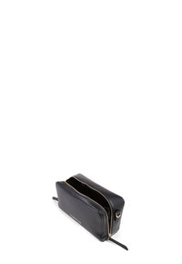 Borsa rettangolare nera in pelle con doppie cerniere dorate, una tracolla lunga e logo in rilievo sulla parte anteriore; texture liscia e design minimalista.