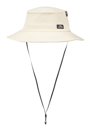 Beige stoffen buckethoed met brede rand en een kinbandje. Heeft een zwart logopatch aan de zijkant. Gladde textuur.