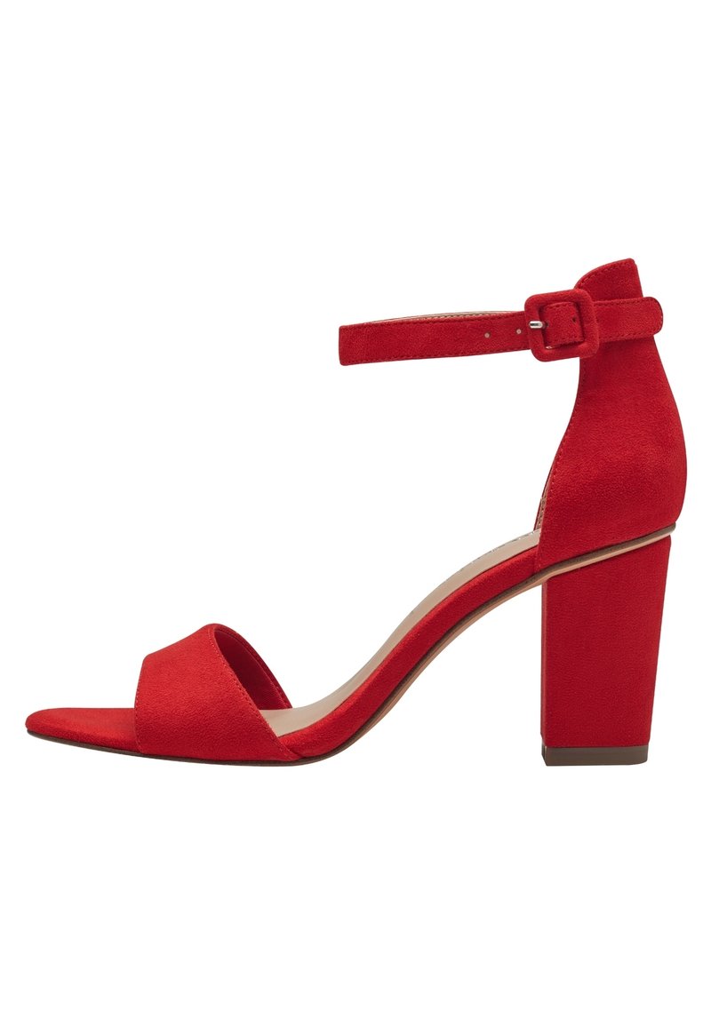 Sandal de tacón alto abierto en la parte delantera de ante rojo con una correa en el tobillo, tacón cuadrado y textura suave. Presenta un diseño sencillo y elegante.
