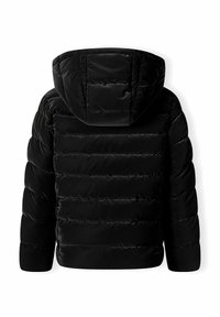 Sort dunjakke med hætte, der har quiltede sektioner. Glat, skinnende stof med en let polstret tekstur, velegnet til koldt vejr.