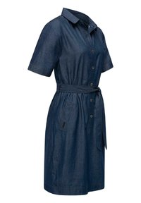 Denim haljina košulja u tamnoplavoj boji s kratkim rukavima, prednjim kopčanjem na dugmad, remenom za vezivanje u struku i zakrpnim džepom na lijevoj strani.