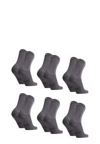 Calcetines de mezcla de algodón grises con puños acanalados y un ligero brillo, organizados en pares con detalle del logo en las suelas.