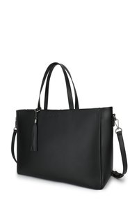 Zwarte handtas van synthetisch leer met twee handvatten aan de bovenkant, een verstelbare schouderriem en een tassel-detail. Glad oppervlak en minimalistisch ontwerp.