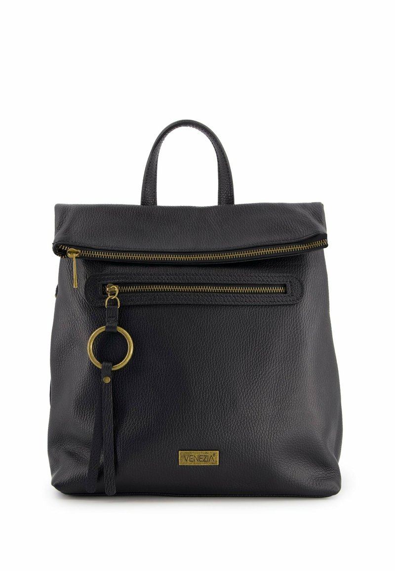 Schwarzer Leder-Rucksack mit glatter Textur, oberem Reißverschluss, vorderer Reißverschlusstasche, goldenen Hardware-Akzenten und einer runden Schlüsselanhängerbefestigung.