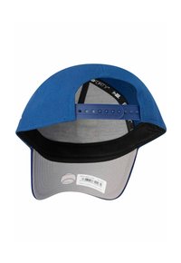 Blaue Kappe mit gebogenem Schirm, grauem Innenschirm, verstellbarem Riemen mit mehreren Löchern und schwarzem Innenfutter. Beinhaltet ein Etikett auf dem Schirm.