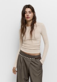 PULL&BEAR SOFT TOUCH GATHERED - Langærmet T-shirt - beige