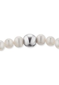 Collana di perle composta da perle bianche iridescenti alternate e una sfera centrale di metallo argento, dalla texture liscia e forma rotonda.