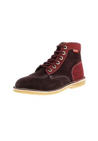 Stivaletti alla caviglia in suede bordeaux scuro caratterizzati da un design con lacci, occhielli in argento, cuciture crema e suola in gomma con finitura testurizzata.