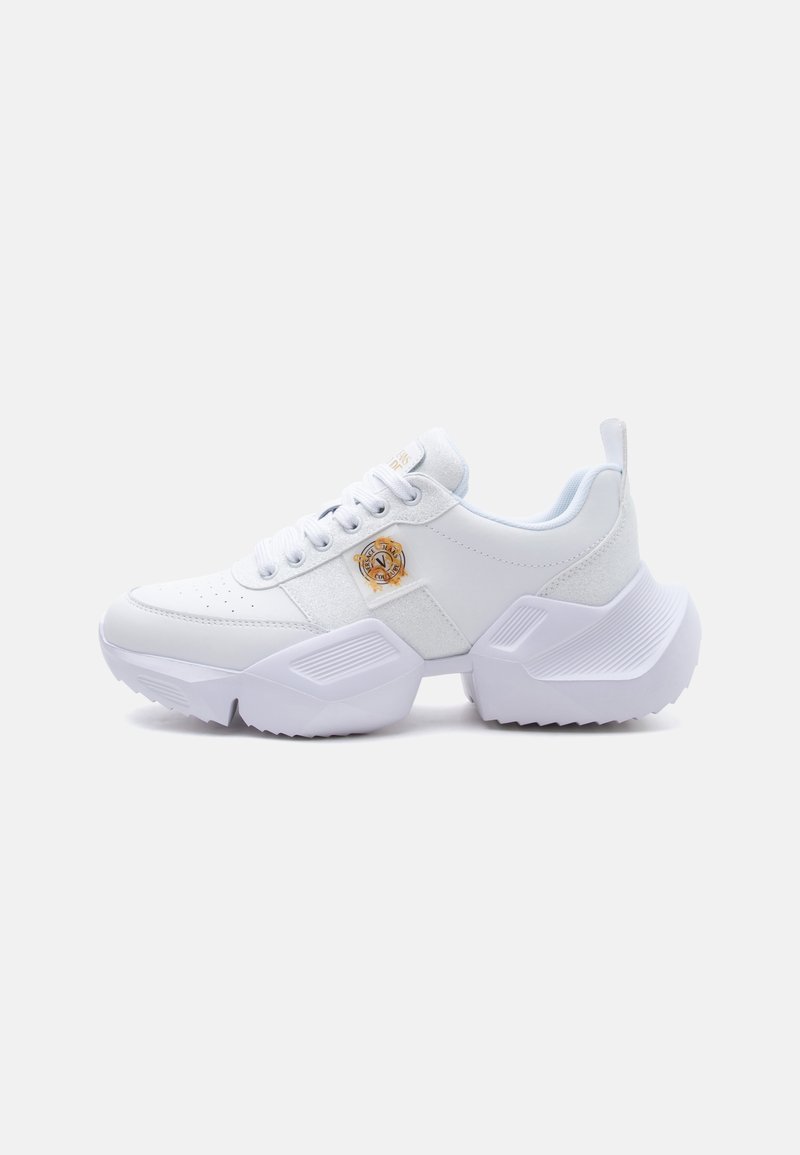 Λευκό chunky αθλητικό παπούτσι με παχιά υφασμένη σόλα, σχέδιο με κορδόνια, επενδυμένο κολάρο και μικρό χρυσό έμβλημα στην πλαϊνή επιφάνεια.