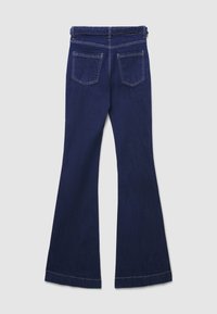 Jean évasé bleu foncé avec une texture en denim, doté d'une taille haute, de poches arrière et d'une couture contrastante le long des coutures.