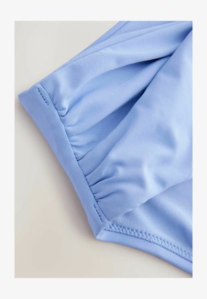 Tela azul clara con una textura suave, que presenta detalles fruncidos y costuras cosidas. Cortada en una forma ajustada, mostrando un brillo sutil.