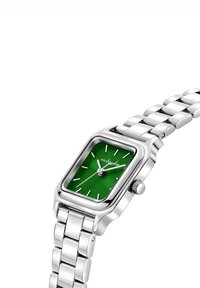 Montre-bracelet en métal argenté avec un cadran rectangulaire vert, arborant des index horaires argentés, et un bracelet en acier inoxydable poli.