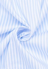 Tessuto a righe blu chiaro e bianco con una texture liscia, disposto a spirale, che mostra sottili linee verticali equidistanti.