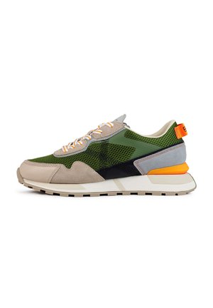 Zapatilla deportiva verde y beige que cuenta con materiales de malla y ante, acentos naranjas, superposiciones grises y una suela blanca con agarre texturizado.