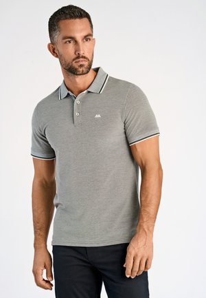 Polo gris con tejido texturizado, que presenta un cierre de dos botones, mangas cortas y un contraste blanco en el cuello y las mangas.