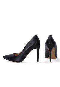 Černé kožené vysoké podpatky s špičatou špičkou, elegantním designem a stiletto podpatkem. Hladká textura se jemným leskem.