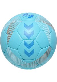 Blå handboll med en slät, strukturerad yta, prydd med orange och vita randiga mönster samt blå chevrondetaljer.