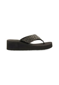 Tongs noires à wedge avec une sangle texturée présentant un motif géométrique et une semelle en caoutchouc pour une meilleure adhérence.