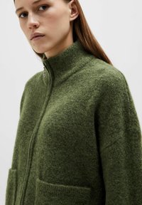 Selected Femme SLFSIA ZIPPER CARDIGAN  - Strickjacke - olivine