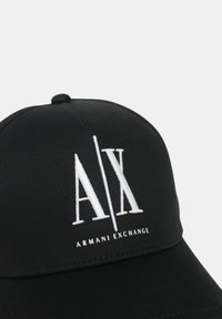 Cappello nero con un design strutturato, caratterizzato da un logo ricamato bianco "A/X" e "ARMANI EXCHANGE" sul davanti.