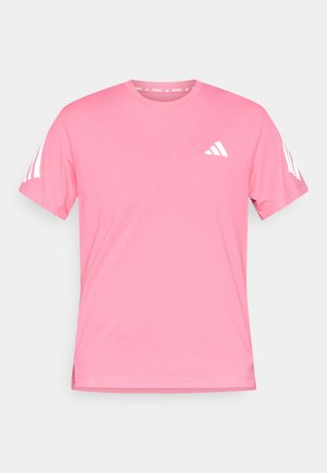 Rosa t-shirt med korta ärmar i mjukt tyg, med rund halsringning, vit Adidas-logotyp på bröstet och vita randiga detaljer på ärmarna.