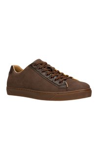 Bruine suède sneakers met donkerbruine leren accenten, ronde neus, platte veters en een gestructureerde rubberen zool. Bevat een beige binnenvoering.