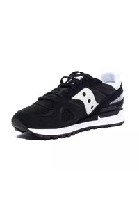 Scarpa sportiva in bianco e nero realizzata con materiali in suede e mesh, dotata di colletto imbottito, lacci piatti e suola in gomma testurizzata.