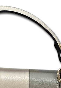 Boterkleurige leren handtas met een soepele textuur, heeft een gestructureerde vorm, een zwarte handgreep en een gouden hardware-accent.