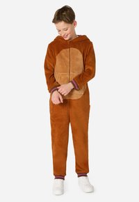 Rjav flis onesie s tan krznenim motivom na prsih, kapuco in rebrastimi manšetami v maroon in vijolični barvi. Zadrga spredaj in stranska žepa.