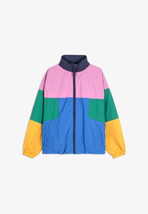 Vindjakke med høj krave, lynlås foran og farveblokke i pink, grøn, blå, gul og marinblå.
