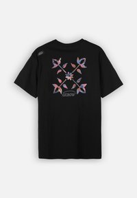 T-shirt noir à manches courtes avec un motif floral rose et bleu au dos, agrémenté d'un petit logo imprimé sur l'épaule gauche.
