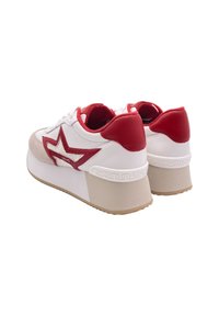 Sneaker bianche e rosse con design a stella, pelle texture, suola a piattaforma e dettagli rossi sul tallone e sui lati. Caratterizzate da chiusura con lacci.