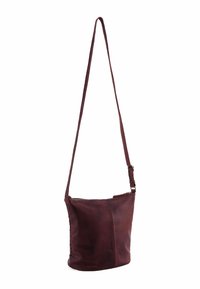 Borsa a tracolla in pelle marrone con un design semplice, tracolla regolabile, chiusura con zip e leggera texture sulla superficie.