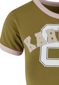 Olīvzaļa t-krekls ar īsām piedurknēm, rozā apkakli un piedurkņu akcentiem, ar uzrakstu "KARL" bieza burtiem un dizainu ar ciparu 8.