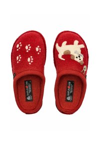 Chaussons en laine rouge avec une texture douce, arborant un design de chien blanc et des motifs de pattes sur le dessus. Semelles noires pour une meilleure adhérence.