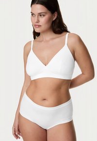Bralette blanc de forme triangulaire avec bretelles réglables, associé à une culotte haute assortie. Tissu lisse et extensible.