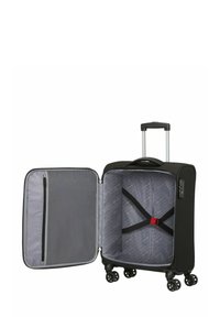 Valise noire à roulettes avec un devant ouvert, montrant un intérieur gris, une poche zippée et des sangles. Tissu texturé et quatre roues.